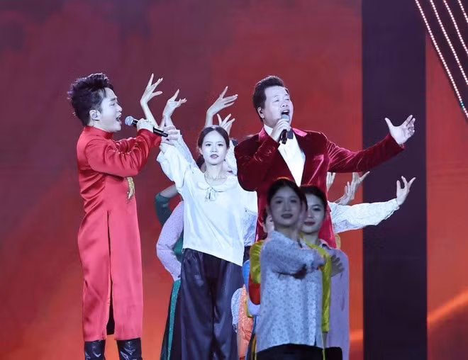 Nghệ sỹ Ưu tú Đăng Dương và ca sỹ Tùng Dương biểu diễn trong chương trình. (Ảnh: BTC)