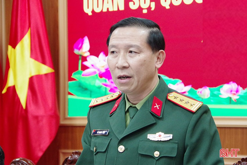 Đại tá Võ Quang Thiện - Phó Bí thư Đảng ủy, Chính ủy Bộ CHQS tỉnh phát biểu chúc mừng và giao nhiệm vụ cho cán bộ được bổ nhiệm, thăng quân hàm đợt này. bqbht_br_a3-4.jpg