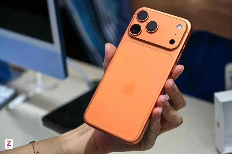 Sau màu cam trên iPhone 17 Pro, màu đỏ mới trên iPhone 18 Pro sẽ nhắm tới khách hàng tại Trung Quốc. Ảnh: Việt Hà.