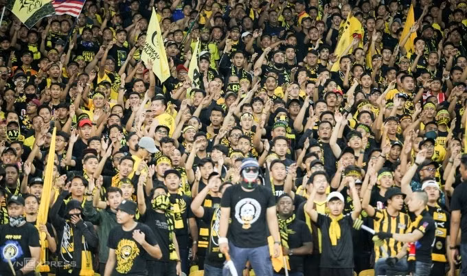 Hội CĐV Ultras Malaya cổ vũ trong trận Việt Nam hòa Malaysia 2-2 ở lượt đi chung kết AFF Cup 2018, trên sân Bukit Jalil, Malaysia ngày 11/12/2018. Ảnh: Hiếu Lương