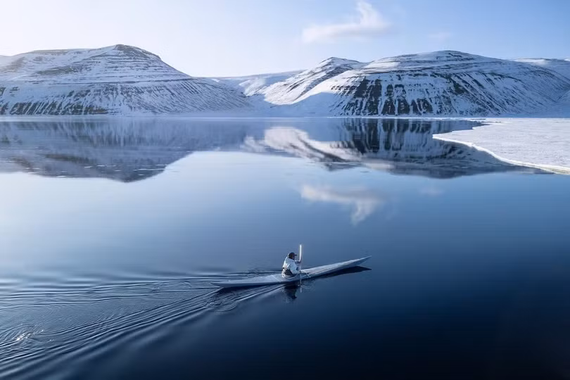 Nằm sâu trong băng giá ở Bắc Cực, Greenland rất khó tiếp cận, nhưng một sân bay quốc tế mới tại thủ đô Nuuk và các chuyến bay đến Bắc Mỹ đã giúp du khách có cơ hội khám phá vùng đất lạnh giá này. Những cuộc phiêu lưu ở Greenland có thể bao gồm ngắm nhìn những tảng băng khổng lồ ở Ilulissat Icefjord hoặc trải nghiệm văn hóa bản địa Inuit ở Kulusuk. Ảnh: Kiliii Yuyan.