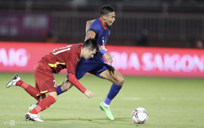 Trung vệ Việt Nam Trần Đình Trọng (áo đỏ) thi đấu trong trận giao hữu thắng Singapore 4-0 trên sân Thống Nhất ở TP HCM vào ngày 21/9/2022. Ảnh: Đức Đồng