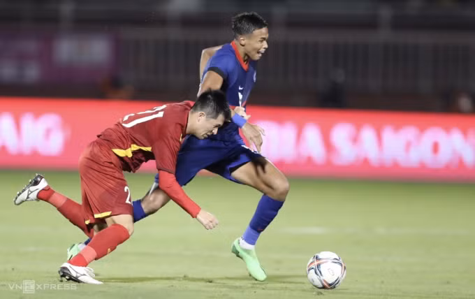 Trung vệ Việt Nam Trần Đình Trọng (áo đỏ) thi đấu trong trận giao hữu thắng Singapore 4-0 trên sân Thống Nhất ở TP HCM vào ngày 21/9/2022. Ảnh: Đức Đồng