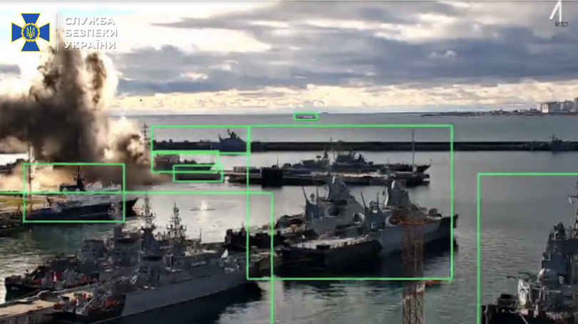 Cơ quan An ninh Ukraine (SBU) cho biết vào ngày 15/12/2025 rằng họ đã sử dụng phương tiện không người lái hải quân mới mang tên “Sub Sea Baby” để tấn công một tàu ngầm của Hải quân Liên bang Nga. Ảnh chụp màn hình từ video do SBU công bố/YouTube)