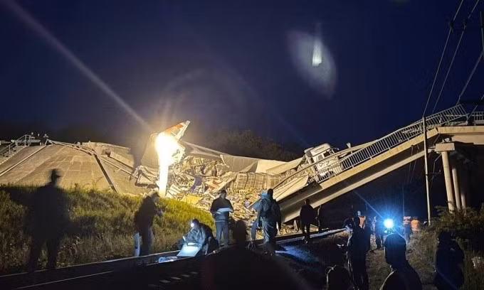 Hiện trường vụ sập cầu đêm 31/5 tại vùng Bryansk, Nga. Ảnh: TACC