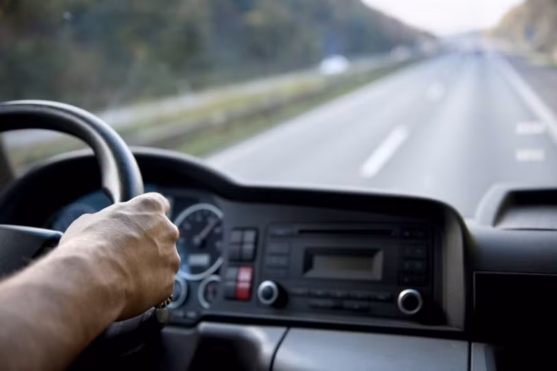 Lái xe cẩn thận là cách hạn chế tối đa trầy xước ô tô.
