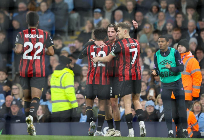 Tyler Adam (12) gỡ hòa cho Bournemouth