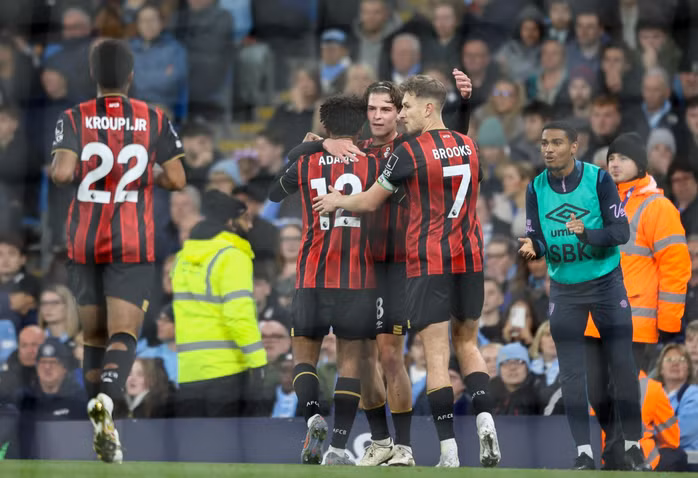 Tyler Adam (12) gỡ hòa cho Bournemouth