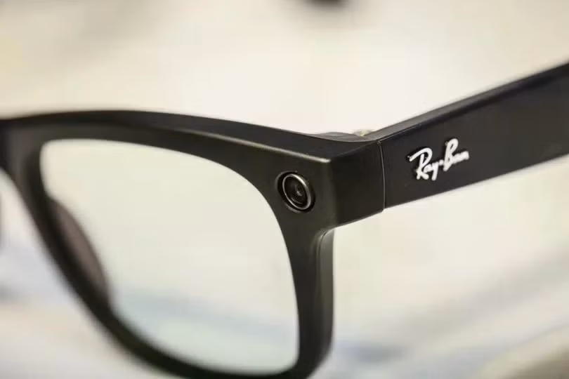 Camera trên mẫu kính Meta Ray-Ban Wayfarer AI. Ảnh: Bloomberg.