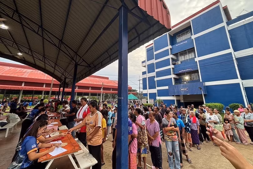 Người dân sơ tán tránh xung đột biên giới Thái Lan - Campuchia tập trung tại nơi tị nạn ở tỉnh Ubon Ratchathani, Thái Lan ngày 25/7/2025. Ảnh: THX/TTXVN