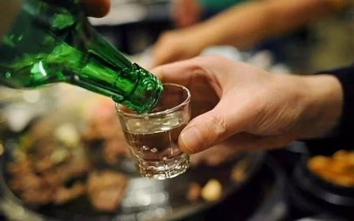 Uống 1 chén rượu mạnh, bao lâu nồng độ cồn về 0 là thắc mắc được nhiều người quan tâm. Ảnh minh hoạ.