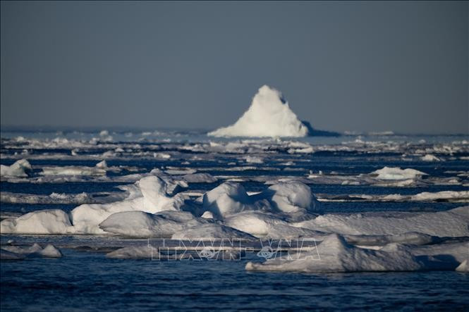 Băng tan do nhiệt độ ấm lên tại đảo Greenland thuộc Bắc Cực. Ảnh tư liệu: AFP/TTXVN