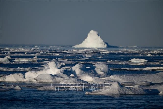 Băng tan do nhiệt độ ấm lên tại đảo Greenland thuộc Bắc Cực. Ảnh tư liệu: AFP/TTXVN