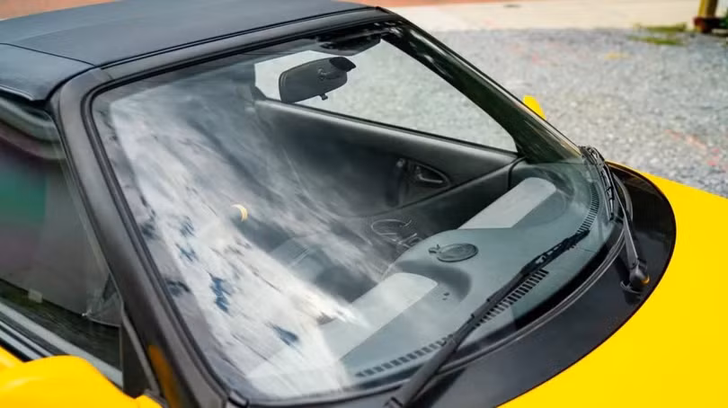 Làm sạch kính chắn gió