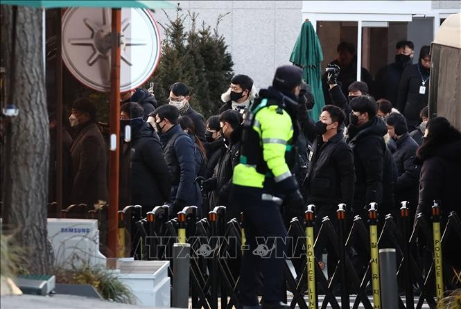 Các điều tra viên thuộc Cơ quan chống tham nhũng nhà nước Hàn Quốc tiến vào tư dinh Tổng thống bị luận tội để thực thi lệnh bắt giữ ông Yoon Suk Yeol, tại Seoul, ngày 3/1/2025. Ảnh: YONHAP/TTXVN