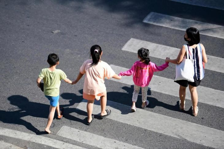 Trẻ em vui chơi, năng vận động, kèm chế độ dinh dưỡng tốt sẽ làm tăng thể lực, chiều cao - Ảnh: QUANG ĐỊNH