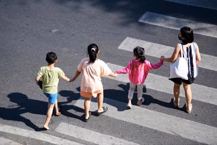 Trẻ em vui chơi, năng vận động, kèm chế độ dinh dưỡng tốt sẽ làm tăng thể lực, chiều cao - Ảnh: QUANG ĐỊNH