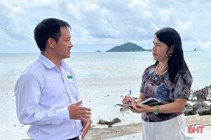 Tác giả trò chuyện với anh Nguyễn Công An (quê Hà Tĩnh), người dân gắn bó với Côn Đảo. di-h.jpg