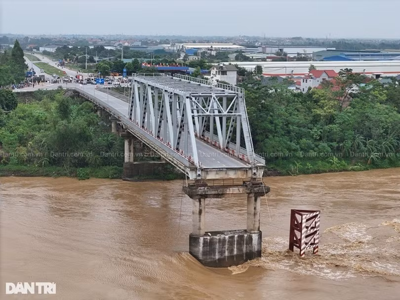 Hiện trạng cầu Phong Châu sau khi bị gãy sập (Ảnh: Nguyễn Hải).