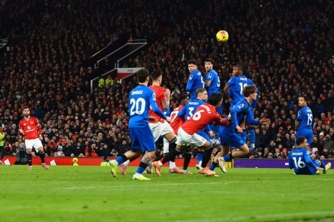 Bruno Fernandes đá phạt gỡ hòa 3-3. Ảnh: Shutterstock