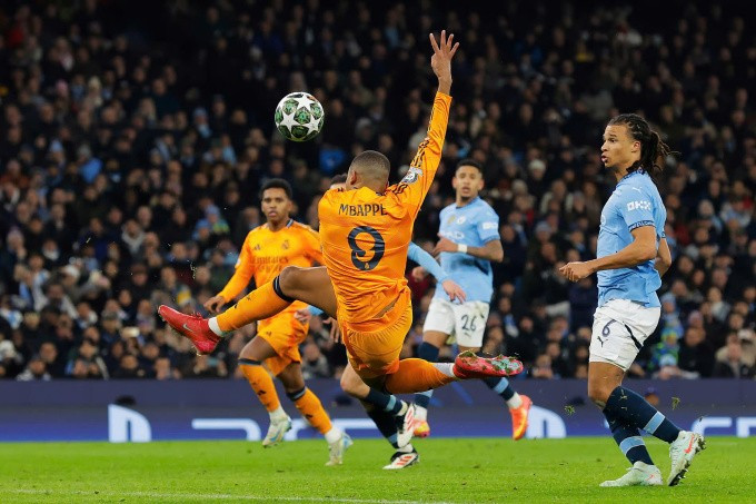 Cú đá sượt bóng thành bàn của Mbappe. Ảnh: Guardian Cú đá sượt bóng thành bàn của Mbappe. Ảnh: Guardian