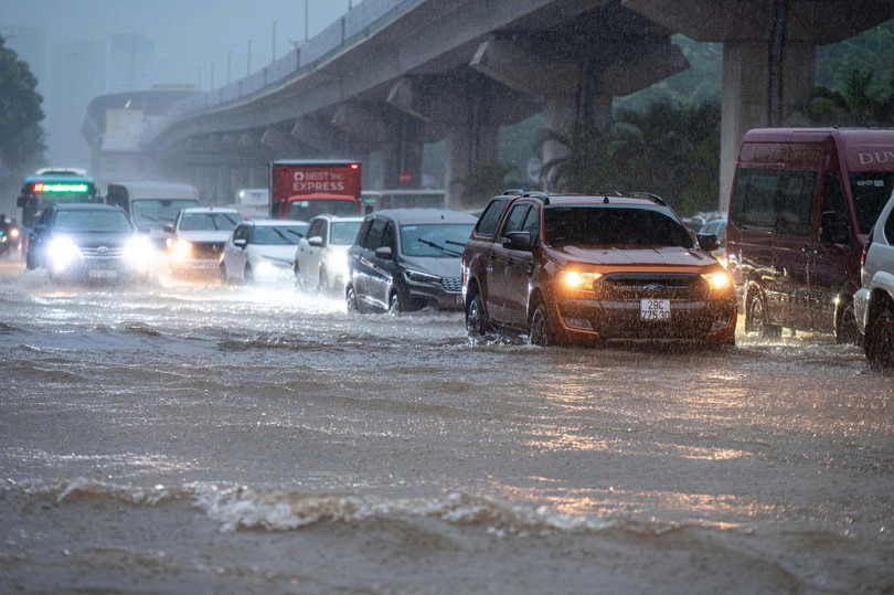 Từ đêm 6/10 đến sáng 7/10, mưa lớn do ảnh hưởng của cơn bão số 11 (bão Matmo) lại biến nhiều tuyến phố ở Hà Nội &quot;thành sông&quot; khi mực nước dâng cao vài chục cm. Từ sáng sớm, giao thông nhiều khu vực đã tắc cứng, người dân chật vật di chuyển, hình ảnh các phương tiện chết máy cũng bắt đầu xuất hiện. Ảnh: Việt Hà.