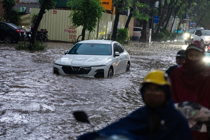 Thái Hà là một trong những con phố ngập sâu trong sáng nay với mực nước ghi nhận khoảng 60 cm. Ngoài nhiều xe hơi bị chết máy, các xe máy phải di chuyển chậm hoặc dắt bộ để tránh bị ngập nước vào động cơ. Ảnh: Việt Hà.