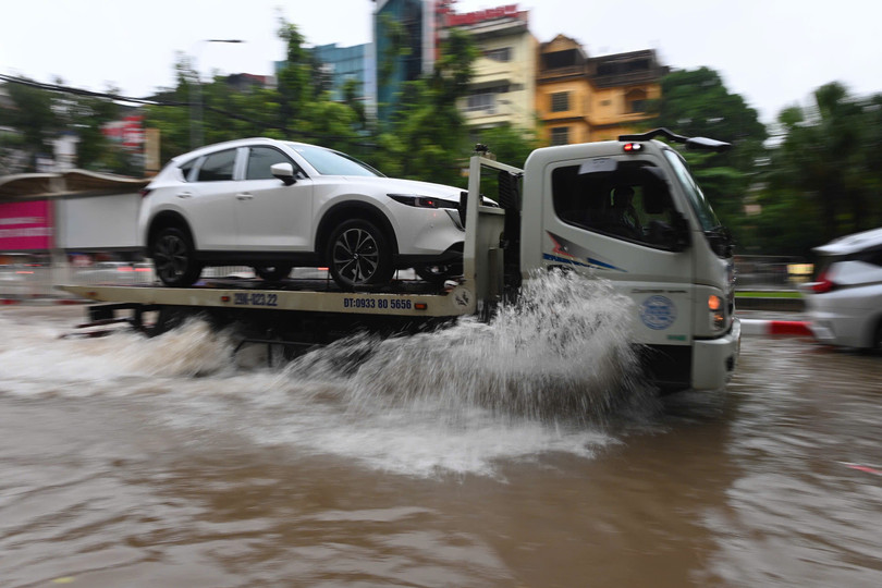 Theo khảo sát nhanh của Tri Thức - Znews, trung bình một cuốc xe cứu hộ vào ngày mưa lũ có giá khoảng 2 triệu đồng, tăng hơn 500.000 so với ngày thường. Dù vậy, các chủ xe đôi khi vẫn phải chờ khá lâu mới có dịch vụ bởi nhu cầu tăng đột biến. Ảnh: Việt Linh.