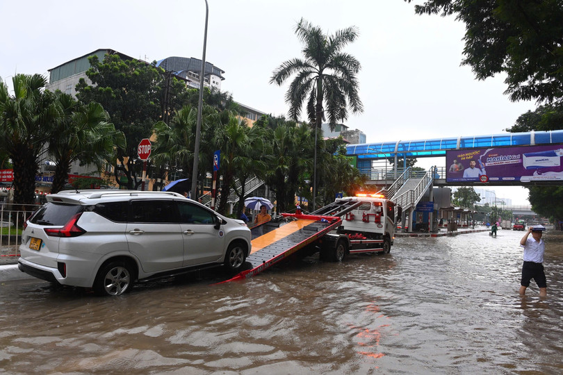 Một chiếc xe ôtô bị chết máy do đi qua khu vực ngập úng sáng 7/10. Tài xế cho biết anh phải chờ 2 tiếng mới gọi được xe cứu hộ. Ảnh: Việt Linh.