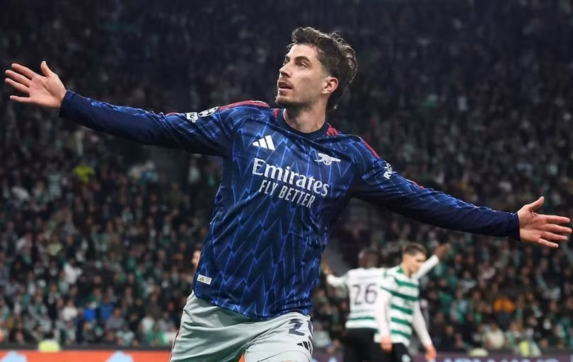 Arsenal chạm một tay vào vé bán kết Champions League.