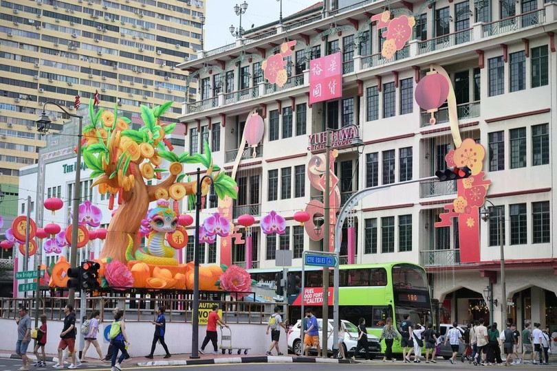 Những chiếc đèn lồng trang trí chào đón năm Ất Tỵ trên các con phố ở Phố Chinatown, Singapore. Ảnh: Straits Times.