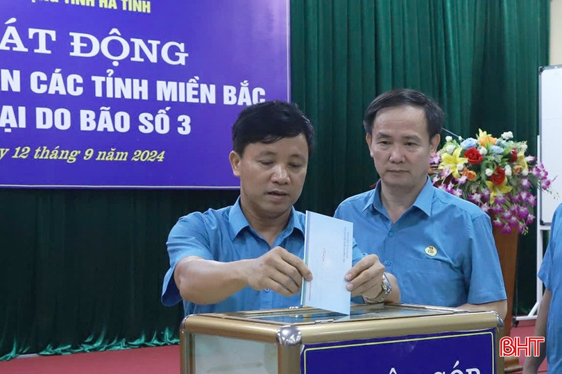 Cán bộ, đoàn viên cơ quan LĐLĐ tỉnh quyên góp ủng hộ đồng bào các tỉnh phía Bắc. z5822277799743_4feb851948760d744535d062cdd98e71.jpg