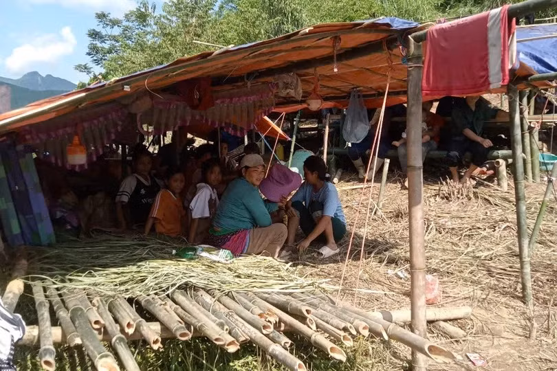 Người dân dựng lán bằng bạt, dải cỏ dại trên các thanh tre, nứa để làm chỗ nghỉ (Ảnh: Seo Chứ).