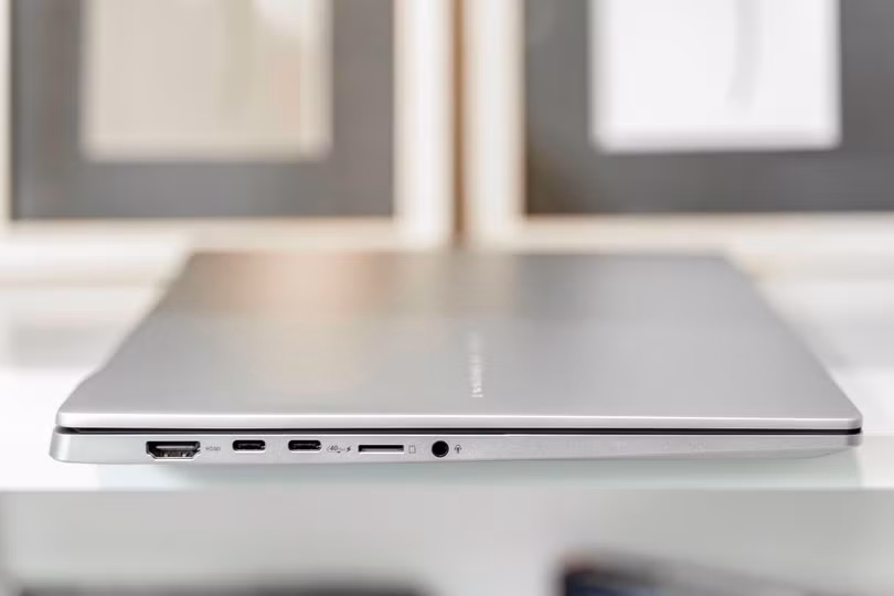 Chiếc laptop thiết kế mỏng, nhẹ đáp ứng nhu cầu di chuyển của sinh viên.