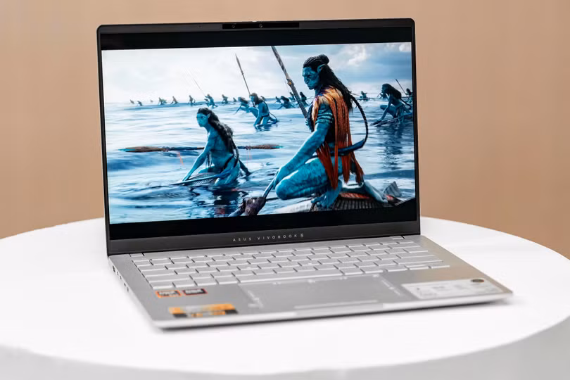 AI hỗ trợ người dùng trong học tập, giải trí.