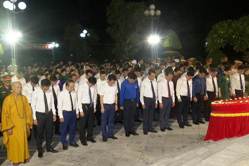 Các đại biểu, ĐVTN cùng người dân mặc niệm để tưởng nhớ đồng chí Tổng Bí thư Nguyễn Phú Trọng và các anh hùng liệt sĩ. Ảnh 6.jpg