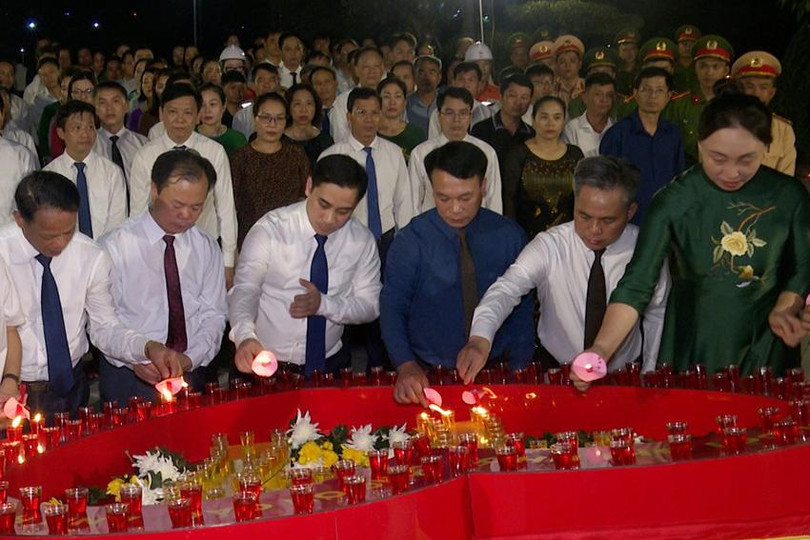 Các đồng chí lãnh đạo thị xã, ĐVTV và người dân đã thắp sáng hàng nghìn ngọn nến và dâng hương lên phần mộ các anh hùng liệt sĩ. Đây là dịp thể hiện đạo lý “uống nước nhớ nguồn”, “đền ơn đáp nghĩa” của Đảng bộ và Nhân dân TX Hồng Lĩnh đối với thế hệ cha anh đã ngã xuống vì độc lập, tự do của Tổ quốc. Ảnh 7.jpg