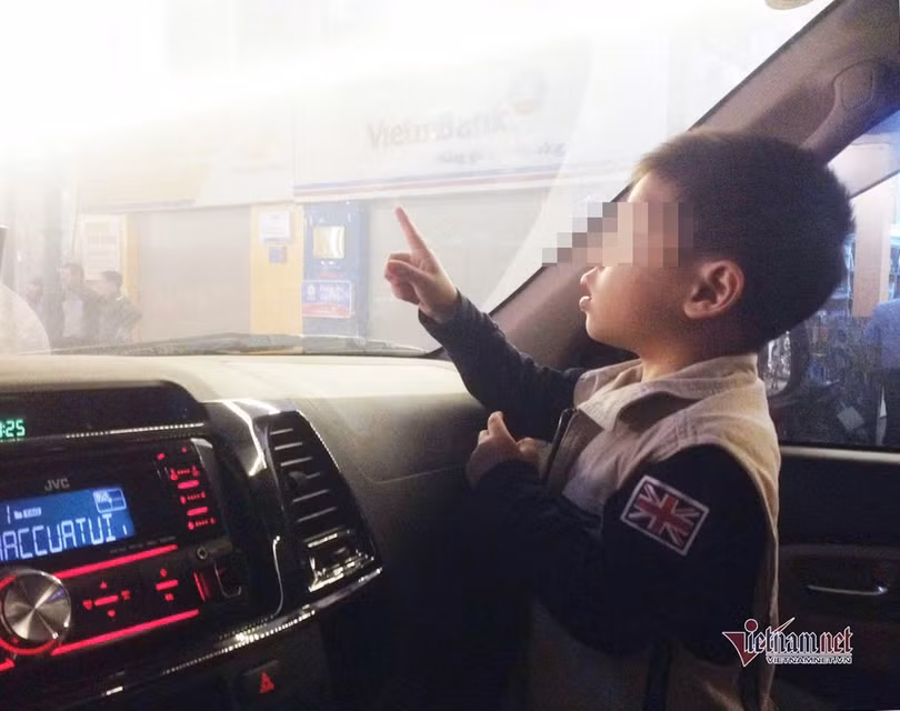 Để trẻ em ngồi ghế trước ô tô bị phạt 800 nghìn - 1 triệu đồng. Ảnh: Hoàng Hiệp.