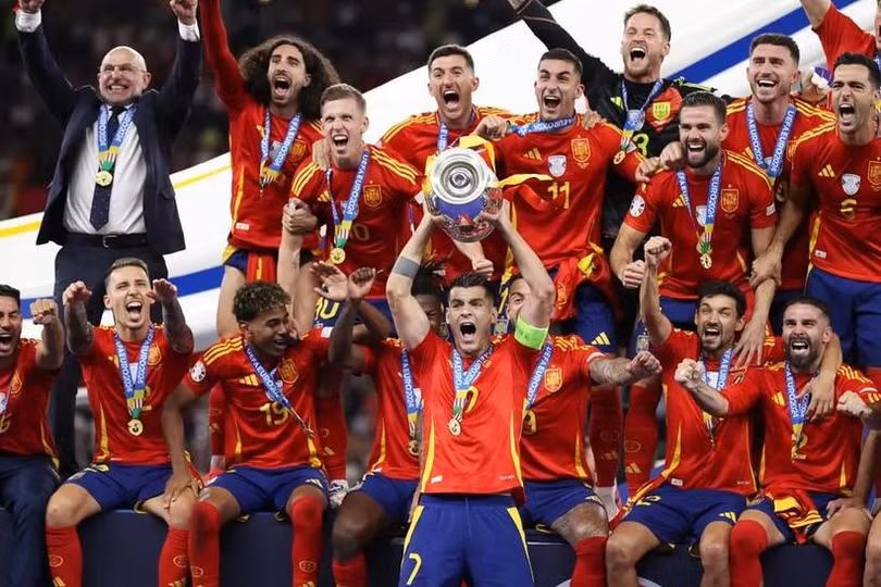 Cầu thủ Tây Ban Nha nâng cup vô địch Euro 2024. Ảnh: Guardian