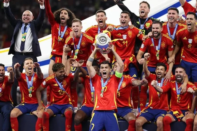 Cầu thủ Tây Ban Nha nâng cup vô địch Euro 2024. Ảnh: Guardian