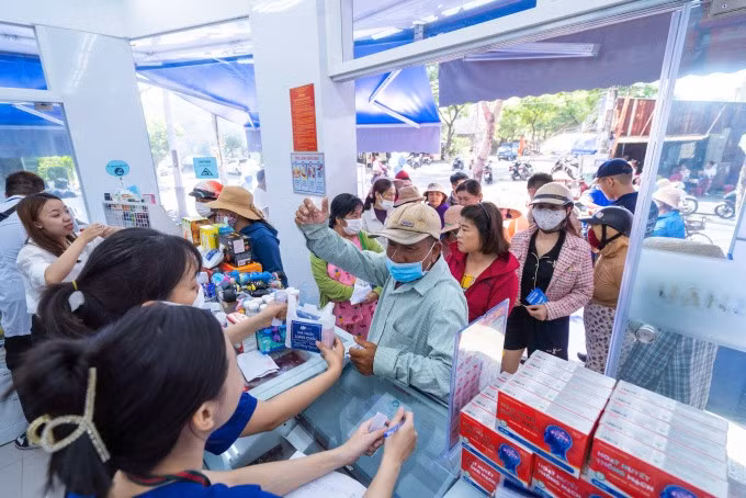 Người dân đổ xô đi mua thuốc điều trị cúm. Ảnh: FPT Long Châu