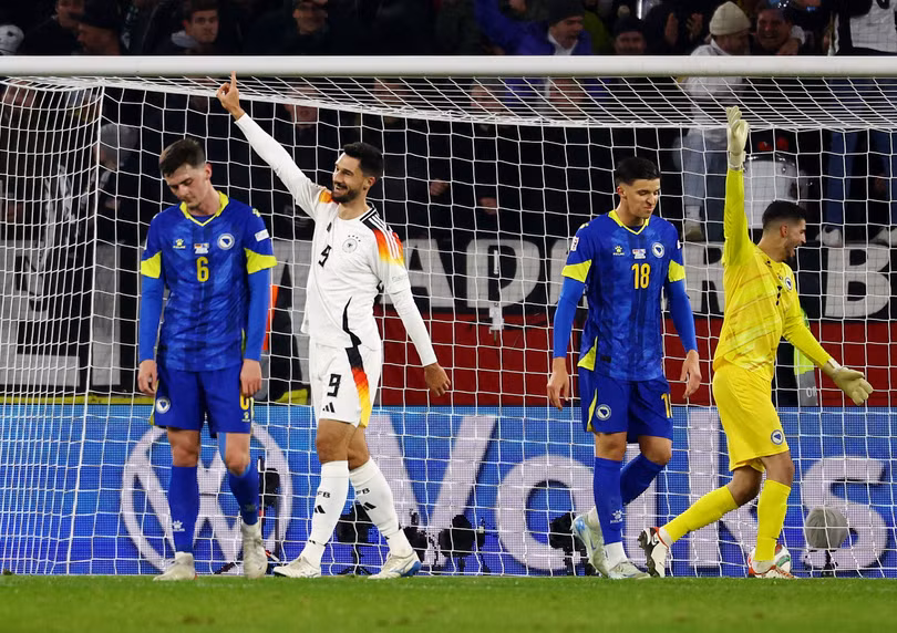 Phút 23 và 37, Tim Kleindienst và Kai Havertz lần lượt tỏa sáng với pha chạm bóng chuẩn xác từ cự ly gần, giúp chủ nhà bước vào giờ nghỉ với lợi thế dẫn 3 bàn.