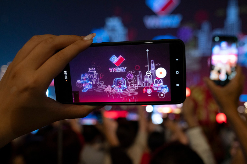 Bên cạnh đó, một số khách tham quan bày tỏ sự tiếc nuối vì thời gian quảng cáo quá nhiều. Màn biểu diễn 10.500 dành thời lượng khá dài trình chiếu những hình ảnh về đơn vị tài trợ, sau đó kết thúc trong sự hụt hẫng của nhiều người. Ảnh: Linh Huỳnh.