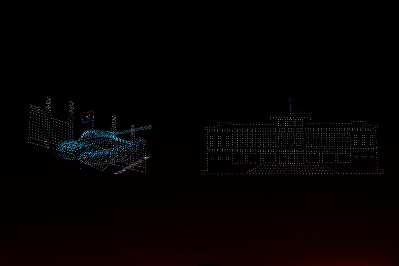 Hình ảnh chiếc xe tăng húc đổ cổng Dinh Độc Lập vào trưa 30/4/1975, ghi dấu ấn kết thúc cuộc chiến tranh, thống nhất đất nước, được tái hiện trên bầu trời. Ảnh: Linh Huỳnh.