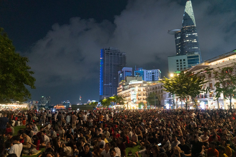 Khoảng 19h ngày 28/4, hàng nghìn người dân, du khách có mặt tại Công viên Bến Bạch Đằng chờ xem màn trình diễn drone nghệ thuật trên sông Sài Gòn. Chương trình nằm trong chuỗi sự kiện Sắc màu Thành phố Bác, kéo dài từ 19/4 đến hết tháng 5, nhân kỷ niệm 50 năm Ngày Giải phóng miền Nam, thống nhất đất nước. Ảnh: Linh Huỳnh.