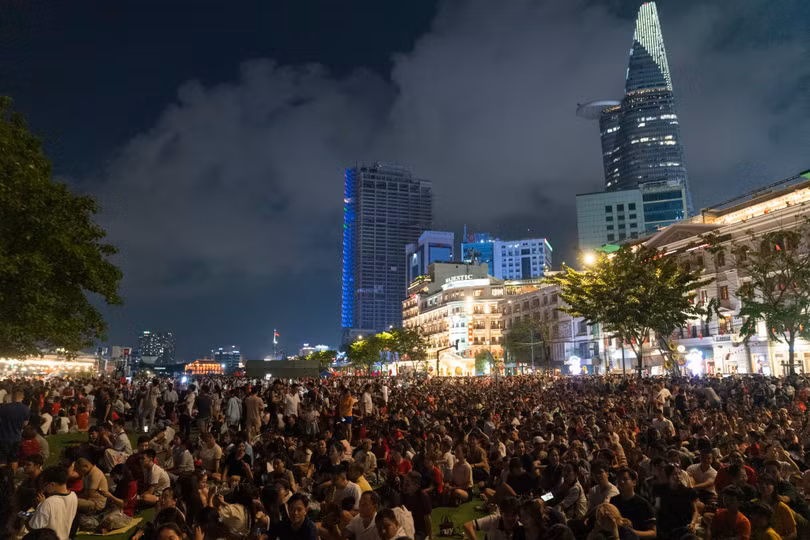 Khoảng 19h ngày 28/4, hàng nghìn người dân, du khách có mặt tại Công viên Bến Bạch Đằng chờ xem màn trình diễn drone nghệ thuật trên sông Sài Gòn. Chương trình nằm trong chuỗi sự kiện Sắc màu Thành phố Bác, kéo dài từ 19/4 đến hết tháng 5, nhân kỷ niệm 50 năm Ngày Giải phóng miền Nam, thống nhất đất nước. Ảnh: Linh Huỳnh.