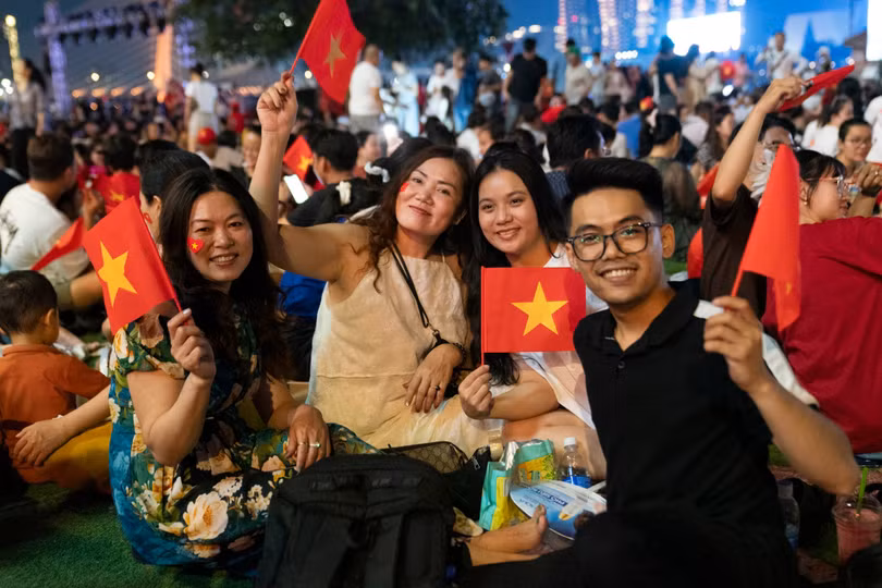 Nguyễn Thị Lan (thứ 2 bên trái, ngụ Bình Định) chia sẻ: "Lần này tôi vào TP.HCM một tuần để chào đón dịp 30/4. Vượt hơn 500 km đến đây, tôi lên lịch tham gia tất cả các hoạt động được tổ chức dịp này, cảm giác rất háo hức và tự hào". Ảnh: Linh Huỳnh.