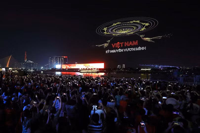 Tuy nhiên, màn trình diễn nhanh chóng khép lại trong khoảng 7 phút thay vì 15 phút theo kế hoạch ban đầu. Ảnh: Paul Phạm.