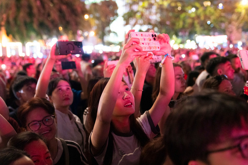 Nhiều người dân và du khách háo hức ghi lại các hình ảnh biểu tượng trên bầu trời. Ảnh: Linh Huỳnh.