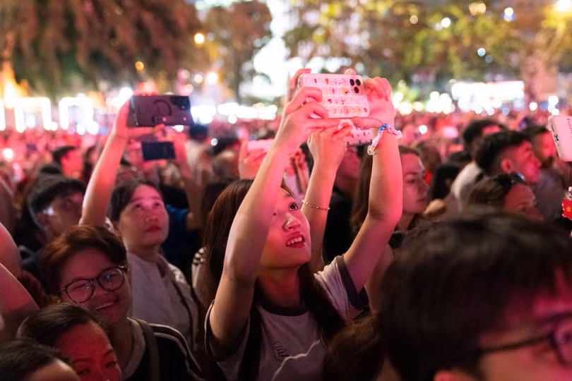 Nhiều người dân và du khách háo hức ghi lại các hình ảnh biểu tượng trên bầu trời. Ảnh: Linh Huỳnh.